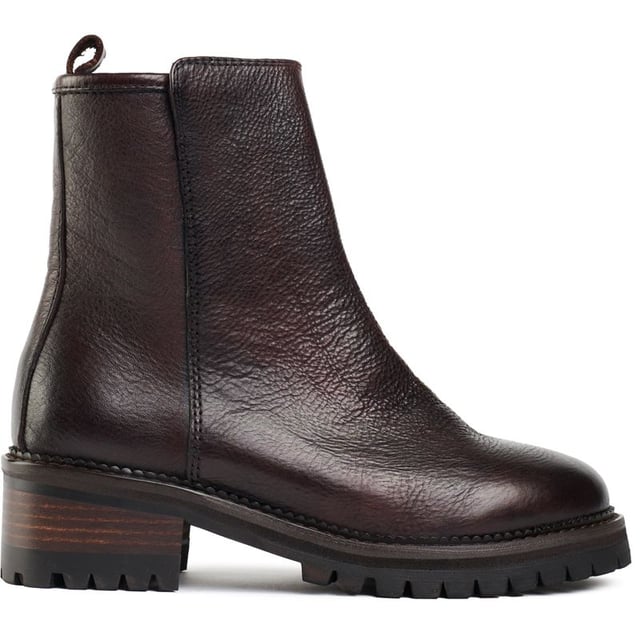 Presentamos la Bota Tobillera The Sole Crafted Thimble, un faro de estilo y comodidad versátil con un toque de rusticidad. Envuelta en piel negra premium, estas exclusivas botas tobilleras ofrecen sofisticación y durabilidad. Con elegantes superiores de cuero, lujosa forro de cuero y una suela con tacos, cada detalle está meticulosamente elaborado. Ya sea que salgas por la noche o enfrentes un largo día de trabajo o universidad, las botas Sole Stitch aportan un toque distinguido a cualquier atuendo.