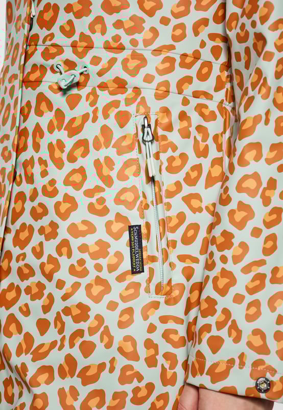 Betonen Sie Ihren Regentagsstil mit dieser Regenjacke mit Leopardenmuster. Die Jacke hat eine normale Passform und eine Länge bis zur Mitte des Oberschenkels, eine verstellbare Kapuze und verschweißte Nähte für Wasserbeständigkeit. Der Reißverschluss ist unter Druckknöpfen versteckt und zwei Fronttaschen sorgen für Funktionalität. Jacke mit langen Ärmeln und verstellbaren Kordelzügen in der Taille. Gehen Sie hinaus in diesen Parka mit Gepardenmuster, der sowohl modisch als auch funktional ist. Die Jacke besteht aus 3000 mm wasserdichtem Stoff.  regenparka