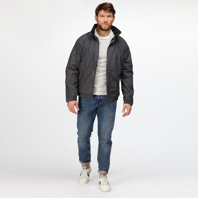 Verschweißte Nähte. Wasser- und winddichter Stoff. Kragen und Körper mit Fleece gefüttert. Polyamid-gefütterte Ärmel mit Thermo-Guard-Isolierung. Innenseite: Körper aus Symmetry-Fleece der Serie 250 mit Antipill-Futter. Verdeckte Kapuze. Verstellbare Manschetten. 2 untere Reißverschlusstaschen. Handytasche. Sturmklappe mit Klettverschluss. Die meistverkaufte Jacke der Regatta. Verdeckter Reißverschluss im Futter für den Zugang zu Stickereien. Auch in Kindergrößen erhältlich, Code TRW418. *4XL nur in Schwarz und Marine erhältlich. Material: Wasserdichtes Hydrafort Polyester. S (38: Passform (innen)). M (40: Passform (innen)). L (42: Passform (ins)). XL (44: Passform (innen)). 2XL (47: Passform (ins)). 3XL (50: Passform (ins)). 4XL (53: Passform (ins)). REGATTA Outerwear - ein umfassendes Angebot an Werbe- und Firmenkleidung, die sich für die freie Natur eignet, zu überraschend günstigen Preisen.
