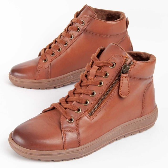 Garantía Purapiel, 10 años de garantía. Botín casual para mujer. Fabricado en cuero 100% natural libre de Cromo VI. Materiales de máxima calidad. Plantilla acolchada. Fabricado por otras marca para nuestra marca. Medidas aproximadas: 10 cm alto de caña y 8 cm ancho de caña.