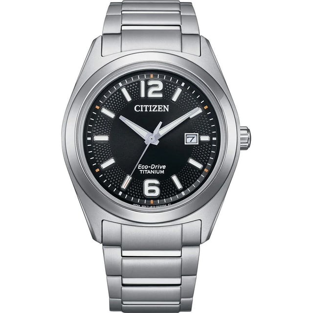 Diese analoge Herrenarmbanduhr von Citizen ist das perfekte Zeitmessgerät zum Tragen oder Verschenken. Das silberne 42 mm runde Gehäuse, kombiniert mit dem bequemen Silbertitan-Armband, garantiert Ihnen, dass Sie dieses beeindruckende Zeitstück ohne Kompromisse genießen können. Angetrieben von einem hochwertigen Eco-Drive-Uhrwerk und bis zu 5 bar wasserdicht, wird Ihre Uhr weiterhin ticken. ECO-DRIVE - Eco-Drive ist eine 40-jährige Kerntechnologie von CITIZEN, die selbst bei schwachem Licht Energie erzeugt und es Uhren ermöglicht, auch im Dunkeln über sechs Monate lang zu laufen. Diese analoge Uhr verfügt über eine Kalenderfunktion: Datum, solarbetrieben, leuchtende Zeiger und leuchtende Zahlen. Hochwertiges 21 cm langes und 22 mm breites Silbertitan-Armband mit einem Klappverschluss mit Druckknopf. Gehäusedurchmesser: 42 mm, Geästärke: 9 mm, Gehäusefarbe: Silber und Ziffernblattfarbe: Schwarz.