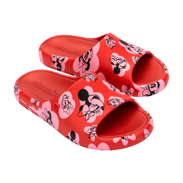 Put a dash of Disney in every step your little one takes with the new Mini Melissa Free Print Slide + Mickey. Extremely lightweight, the sandal has a print in 3DB and serigraphy, and a nylon fastener to ensure stability and comfort.