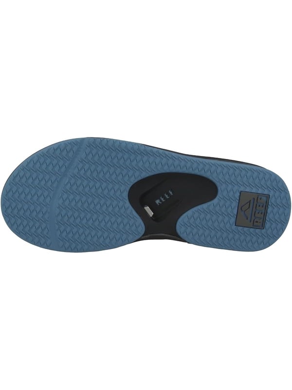 Die Reef Herren Zehentrenner Sandalen bieten nicht nur höchsten Tragekomfort, sondern auch praktische Features, die sie zum idealen Begleiter für den Sommer machen. Der integrierte Flaschenöffner im Fußbett ist perfekt für spontane Erfrischungen unterwegs, während das EVA-Fußbett für weichen, angenehmen Tragekomfort sorgt. Dank des 360-Grad-Fersenairbags genießen deine Füße eine zusätzliche Dämpfung, die für optimalen Halt und Komfort sorgt. Die Label-Details verleihen den Sandalen zudem eine stilvolle Note. Diese Sandalen sind die perfekte Wahl für entspannte Tage am Strand, am Pool oder in der Stadt - sie bieten die ideale Kombination aus Funktionalität und modischem Design.