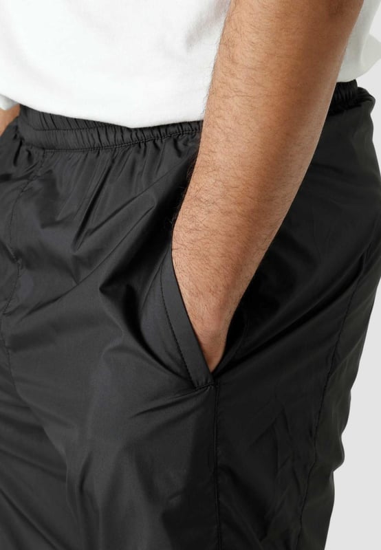 The North Face creates pieces that were designed for the outdoors. These Hydrenaline 2000 pants are made to ensure that the weather doesn’t ever stop you. Made with a water-shedding durable finish and a wind-blocking WindWall™ technology to keep you both warm and dry. Made with plenty of pockets and added flexibility, they’re perfect for hiking and climbing. 100% Recycled Polyester. Elasticated Waistband. 2 Hand Pockets. Printed Branding.
