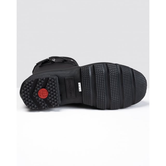 La bota de agua corta original de Hunter es una bota de agua de diseño premium negra. perfecto para paseos mojados y embarrados o tareas al aire libre. Estas botas para hombre son totalmente impermeables. Hecho a mano y cuenta con una suela de goma resistente. Un forro de poliéster mantiene tus pies cómodos y ajustados. Están completos con la marca Hunter.