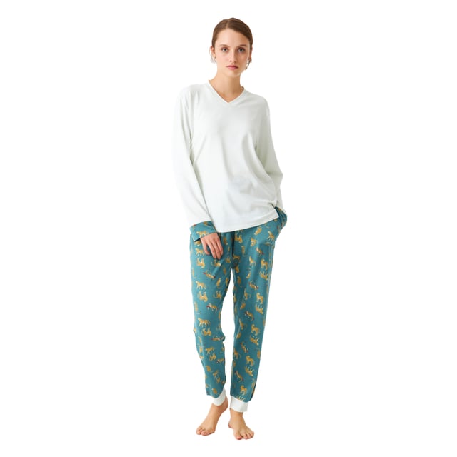 Långärmad pyjamas och långbyxor J and J Brothers.\n Turkos färg\n Vanlig t-shirt med V-ringning.\n Mjuk textur.\n Långa tryckta byxor med elastisk midja som kan justeras med en dragsko.\n Öppna fickor framtill.\n Sömmarna syns i ton.\n\n Sammansättning: T-shirt: 94% bomull, 6% elastan; Byxor: 95% modal, 5% elastan.\n\n -Tvättas i max temperatur. 30º.\n -Använd inte blekmedel.\n -Torka i max temperatur. 110º.\n -Har inte stöd för kemtvätt.\n -Tillåter inte användning av torktumlare.\n Sammansättning: T-shirt: 94% bomull, 6% elastan; Byxor: 95% modal, 5% elastan.\n Skötsel:\n-Tvätta i max temperatur. 30º.\n -Använd inte blekmedel.\n -Torka i max temperatur. 110º.\n -Har inte stöd för kemtvätt.\n -Tillåter inte användning av torktumlare.