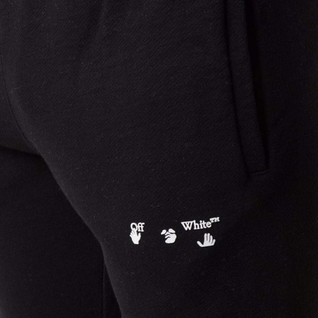 Veredeln Sie Ihren Stil mit der schwarzen Jogg-Hose. Diese bequemen, cremefarbenen schwarzen Hosen bieten einen eleganten und vielseitigen Look, perfekt für jeden Anlass. Egal, ob Sie ins Fitnessstudio gehen oder Besorgungen machen, diese Shorts bieten sowohl Stil als auch Funktionalität. Werten Sie Ihre Garderobe noch heute auf!, Elastischer Bund und Beinabschlüsse, schlichte Hose, 100 % Polyester, Streetwear, hergestellt in Italien, normale Passform