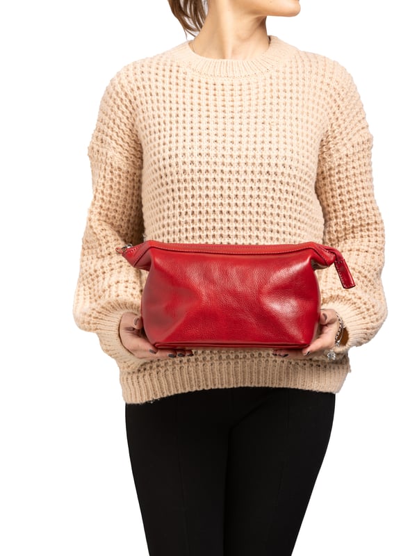 Bolso de mano unisex. El cierre es con cremallera. Los bolsillos internos son dos con cremallera y dos abiertos. Los bolsillos externos están ausentes. Falta la correa para el hombro. El mango es de piel. Hay un compartimento interno. El material exterior es auténtica piel de vacuno. Internamente está forrado en algodón. Medidas: 18x23x12 cm. Hecho en Italia