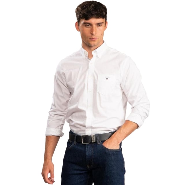 Hechos a mano con algodón ligero y transpirable, estos Gant Originals cuentan con un cuello con botones y el logotipo clásico de la marca en el pecho. La camisa Regular Fit Indigo es un clásico preppy esencial que te llevará a través de los meses más cálidos y más allá. CAMISA GINT OXFORD