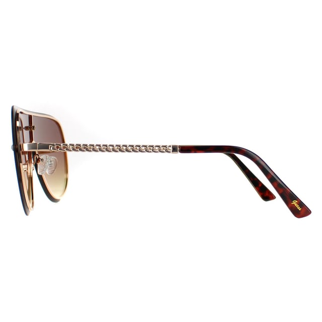 Las gafas de sol Guess Shield Womens Gold Brown Gradient GF0400 tienen una seductora silueta de escudo que añade un toque de glamour a cualquier conjunto. La montura, ligera pero resistente, está elaborada con una precisión meticulosa y adornada con el emblemático logotipo de Guess en las patillas, lo que la convierte en una marca de gusto refinado y calidad. Estas gafas de sol no son sólo una declaración de moda, sino que dan prioridad a la protección ocular, con lentes de alta calidad que ofrecen una excelente protección, garantizando tanto el estilo como la seguridad.