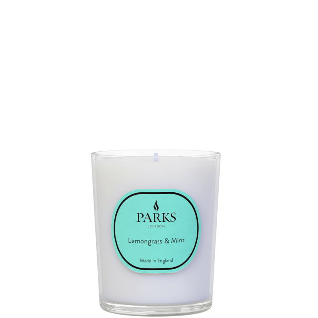 Herbal and zesty, Lemongrass & Mint is a classic combination with incredible freshness. The blend of mouthwatering lime and cool mint makes for the impression of a mojito. The instantly recognisable zing of lemongrass brings its unique green character, with a touch of dry woods. Works brilliantly in the summer time and warmer weather, anywhere in the home or even in the garden.