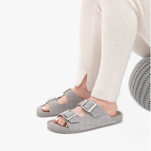 Barbour ELLIS Womens Suede Mule Slippers Grey Barbour Barbour ELLIS Womens Suede Mule Slippers Grey
Upper Material: Suede
Lining Material: Polyester
Sole Material: Synthetic
Closure/Fastening: Slip-On
Features: Comfort,Breathable
Toe Shape: Round
Shoe Width: Regular
Item Weight: 0.48 KG
Heel Height: Flat (Under 2.5cm)
Slipper Style: Mule
Gift Boxed: No
Product Code: LHF0002GY11