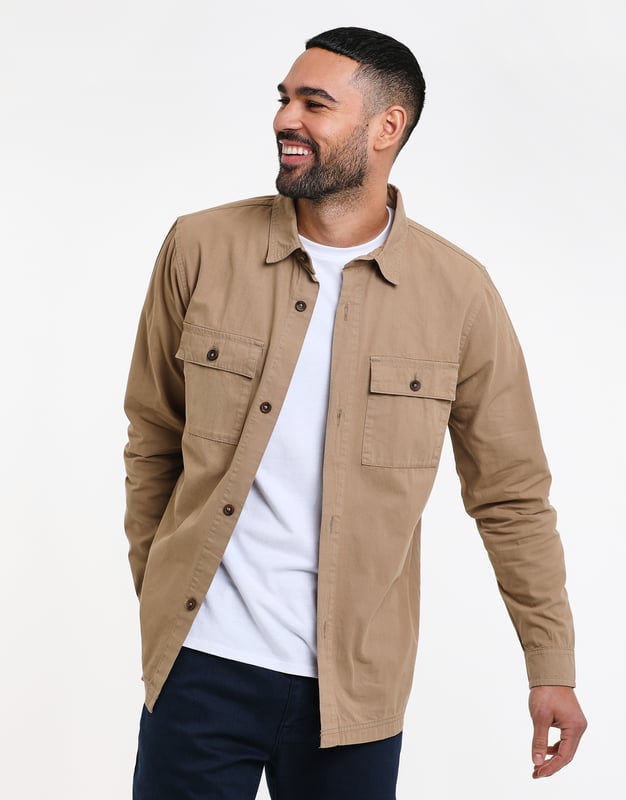 Modern and cool - that's exactly what this casual shirt from the Threadbare brand stands for. The patch flap pockets give it a casual and trend-conscious look. The subtle color choice makes it an absolute all-rounder. Whether in the office, in the city or at dinner - this shirt will always make a stylish impression.