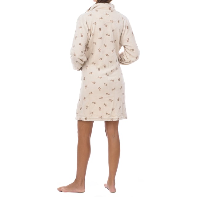Winterjas voor dames van het merk Blanca Hernandez.
 Beige-bruine bloemen
 Knoopsluiting
 Twee zakken aan de zijkanten.
 Lange mouw.
 Naden in toon zichtbaar.

 Samenstelling: 100% polyester

 Wassen op maximum temperatuur 30º.
 Niet bleken.
 Niet chemisch reinigen.
 ondersteunt strijken
 Er mag geen droger in.
