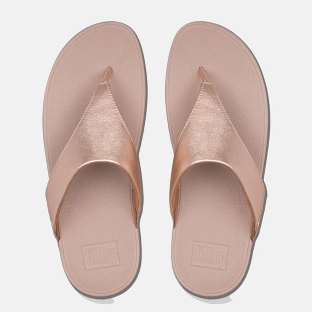 Lulu I88-323 Rose Gold A stylish leather Toe-post sandal with an ultra-comfortable footbed. Lulu by Fitflop is the perfect style for the warmer months. Featuring a slip-resistant sole and a supple leather upper, these women's Toe-post sandals are a 'must' for summer.
With clever Microwobbleboard comfort technology, Fitflop footwear looks and feels great on the foot. The anatomically contoured footbed provides targeted cushioning, with three levels of superior comfort, and a lovely lightweight feel.