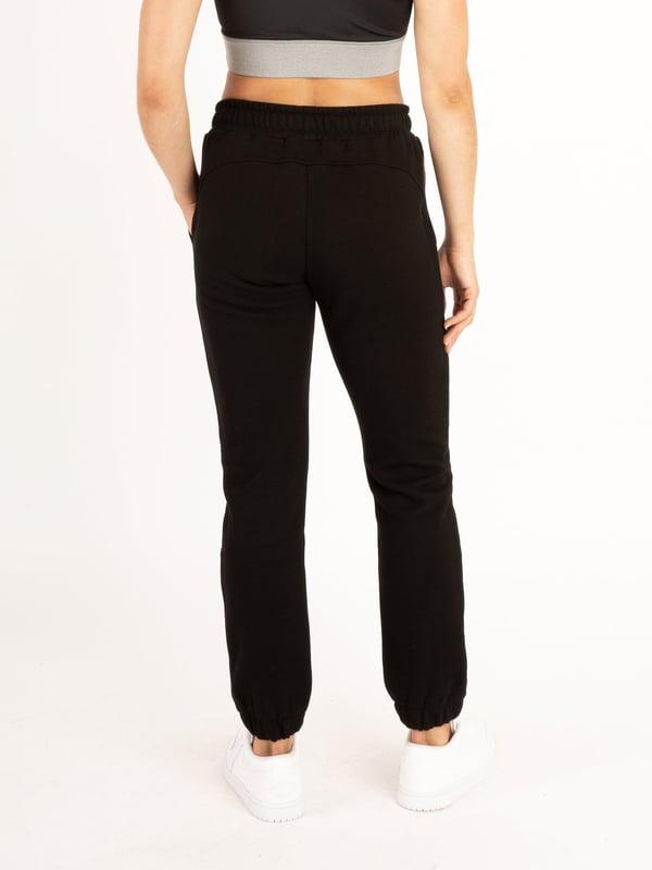 Elevate your casual wardrobe with these joggers from the LUKE womenswear performance range. Cut to a slim fit in a soft recycled cotton, these joggers are extremely comfortable. They are crafted with an elasticated waistband and adjustable drawcord along with open pockets which provide ample space for all your essentials. The iconic rubberised lion head badge completes the look.