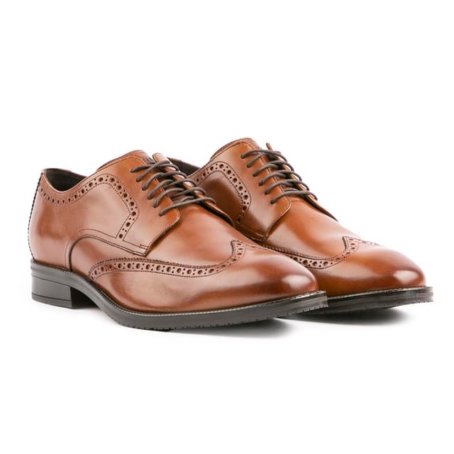 Un auténtico clásico que nunca pasará de moda. El Modern Essentials Wingtip Oxford está listo para la sala de juntas o para salir por la noche. Con piel lisa. Detalles atemporales en la puntera. una suela de goma para un agarre seguro.