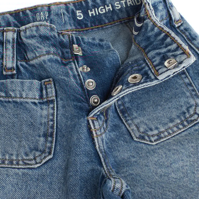 These high-waisted, wide-leg jeans offer a modern, comfortable style, with a roomy silhouette that sits easily through the hip and thigh.

 The hidden adjustable waistband allows for a custom fit, while the wide leg opening provides freedom of movement.

 Made from stretch-free denim and recycled cotton, these jeans are a sustainable option that reduces waste and maintains quality.

 They feature a front button closure and main hook button, front and back pockets, and a dark indigo wash for a classic finish.

 Raw hems add a casual touch to the design.
 Composition: 100% Cotton
 Care:
- Machine wash cold.
 - Use similar colors in the wash.
 - Avoid the use of bleaches.
 - Dry at low temperature in the dryer.
 - Iron at low temperature.
 - Do not dry clean.