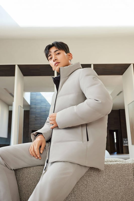 The Men's Classic Business Goose Down Jacket offers both warmth and elegance. With its luxurious 700+ fill goose down, heat-retaining lining, and showerproof seams, it ensures comfort in any weather. The sleek stand-up collar and refined design make it perfect for a professional, polished look.