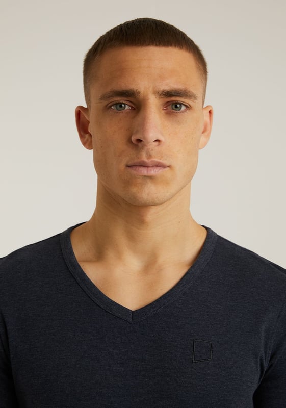 Passform & Material Das Cave-B ist ein regulär geschnittenes T-Shirt mit V-Ausschnitt aus 100 % Bio-Baumwolle, die das T-Shirt robust und weich macht. Details Dieses T-Shirt ist mit einem elastischen Band am V-Ausschnitt und den charakteristischen CHASIN'-Details versehen. Für eine engere Passform wählst du das Base-B, für einen Rundhalsausschnitt das Brace-B und für eine bequeme, lockere Passform das Expand-B. Technische Daten Normale Passform Basic-T-Shirt V-Ausschnitt Weiches Tragegefühl CHASIN'-Details Das Model trägt Größe L und ist 1,89 m groß.