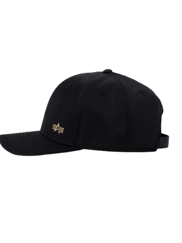 Diese Herren-Basecap vereint Stil und Funktionalität für jeden Anlass. Das markante 3D-Logo auf der Vorderseite verleiht ihr eine moderne und hochwertige Optik. Mit einer stufenlos verstellbaren Metallschnalle lässt sich die Cap individuell anpassen und sorgt für einen perfekten Sitz. Ziernähte auf dem Schirm unterstreichen das detailreiche Design und machen die Cap besonders langlebig. Bestickte Luftlöcher sorgen für eine optimale Luftdurchlässigkeit, damit Sie auch an warmen Tagen einen kühlen Kopf bewahren. Ein vielseitiges Accessoire, das jedem Outfit eine sportlich-elegante Note verleiht. Ideal für den Alltag, Freizeit oder sportliche Aktivitäten.