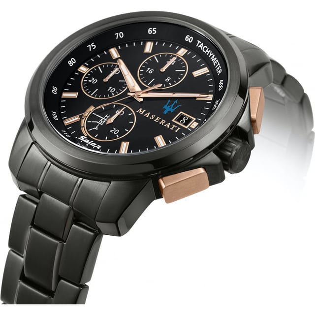 Estas fiestas, sorpréndase con un regalo exclusivo: el reloj Maserati para hombre modelo Successo Solar R8873645008. Este resistente reloj, acabado en negro con oro rosa, desprende estilo y clase. Una idea de regalo perfecta para las fiestas o un cumpleaños. El reloj combina funcionalidad con un diseño atrevido, lo que lo hace divertido tanto para regalar como para recibir. Sorprenda al hombre especial de su vida con este reloj y vea cómo se ilumina su rostro durante las fiestas. Complete el espíritu navideño colocando este precioso reloj bajo el árbol de Navidad y deje una impresión duradera. Compra este reloj Maserati con descuento en las rebajas. Reloj Maserati Successo Solar hombre negro/rosado en oferta Este reloj Maserati Successo Solar R8873645008 para hombre encarna el estilo y la funcionalidad con una resistencia al agua de 5ATM, lo que lo hace adecuado para el uso diario, incluso mientras se ducha. Con una pulsera equipada con un cierre desplegable, ofrece comodidad y seguridad. La caja del reloj, con un impresionante tamaño de 11,7 cm, alberga un movimiento de cuarzo de precisión. El cristal mineral protege el reloj analógico, mientras que la indicación de la fecha añade funcionalidad. Con un diámetro de 44 mm, el reloj irradia potencia, mientras que la correa, con una longitud de 21 cm y una anchura de 20 mm, garantiza un ajuste perfecto. Este reloj Maserati no es sólo un cronómetro, sino un símbolo de elegancia atemporal. Compre ahora el reloj Maserati para hombre en oferta. Ver todos nuestros relojes.    Marca: MaseratiNombre del modelo: Successo Solar R8873645008 Categoría: reloj para hombreMateriales: acero inoxidableColor: negro, rosa