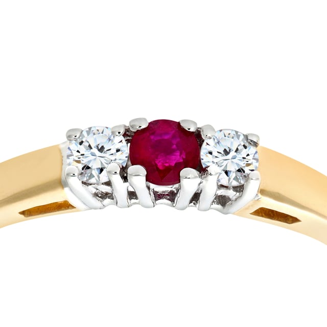 9K (375) geel goud: 1,9 gram; # Diamant: 0,15 ct; # Robijn: 0,19 ct