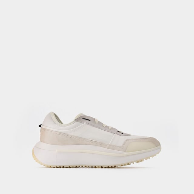 Straight Jeans + diese Turnschuhe + ein schwarzer Rollkragenpullover + goldfarbener Schmuck = die perfekte "Parisienne" Farbe : Blanc - Core White. Hauptmaterial: Synthetisches Wildleder aus Kalbsleder. Sohle: Gummi. Innenfutter: Baumwolle. Verschluss: Schnürsenkel oben. Zehe: rund. Passform: größengetreu - Europäische Größenanpassung.