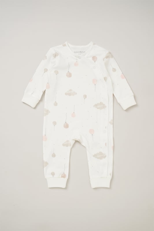 This Homegrown Baby printed 5-Piece Gift Set includes a cosy all-in-one, bodysuit, hat, and mitts. Made from soft 100% organic cotton, the set features 'Grow with Me' functionality for adjustable fit. Packaged in a mesh bag, it's the perfect gift for welcoming a new baby.