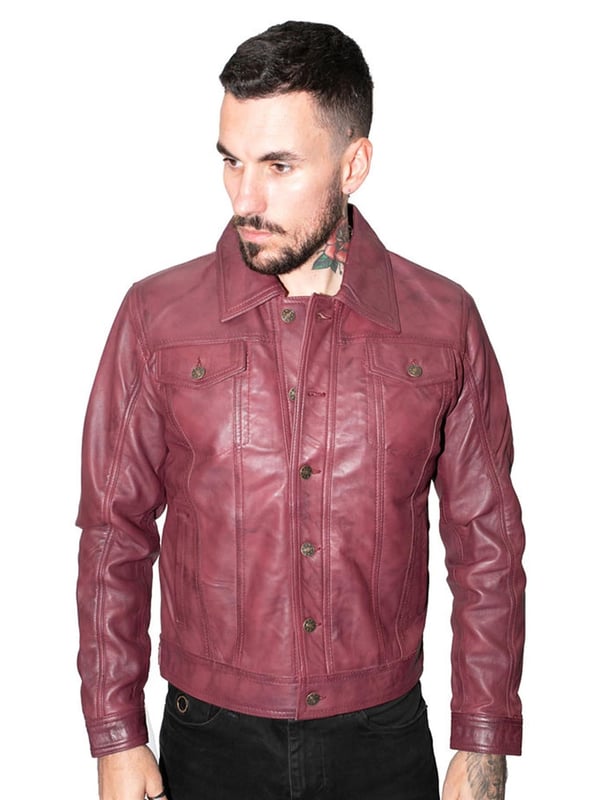 La chaqueta de camionero es un estilo popular que se introdujo en la década de 1960 y que se reinventa aquí en nuestro cuero napa de primera calidad. Presentada principalmente en denim, le dimos un giro a este estilo tan querido y el resultado es un acabado ultra suave de alta calidad que le da una estética elegante y limpia. Esta chaqueta tiene todas las características distintivas de la chaqueta de camionero original, incluidos bolsillos con solapa puntiagudos en el pecho, costuras inclinadas en la parte delantera y un cuello puntiagudo. Esta chaqueta aparece en cuatro combinaciones de colores diferentes, incluido nuestro negro desgastado para una estética vintage y burdeos para un estilo contemporáneo audaz, ideal para cuando sales y necesitas causar una buena impresión. • 100% cuero napa ultra suave de primera calidad • Costuras inclinadas que van desde el pecho hasta la cintura • Cuello puntiagudo y bolsillos con solapa en el pecho • Incluye bolsillos integrados en el forro de la chaqueta y cuatro bolsillos exteriores • Cintura y puños ajustables