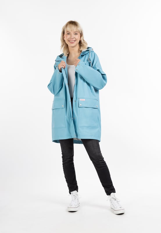 Het regenjack van myMo is met zijn brede poncho vorm helemaal in de trend. Het gecoate materiaal is bovendien niet alleen waterdicht, maar dankzij de gesealde naden ook winddicht en biedt zo de beste bescherming tegen alle weersomstandigheden. De binnenvoering is van een zachte jersey, wat het draagcomfort nog vergroot. Een grote capuchon met trekkoorden en een glitterkoord, verstelbare manchetten en de optimale lengte zorgen ook voor duurzame bescherming. Effectieve luchtcirculatiegaten onder de armen zorgen voor een goed ademend vermogen. De oogjes, knopen en andere kleine details zijn versierd met mooie en stijlvolle logo reliëfs.Belangrijke maatinformatie: Omdat het jack een speciale oversize vorm heeft, is het geschikt voor verschillende maten: Maat XS/S - past tot maat 42/44 Maat M/L - past tot maat 46/48 Maat XL/XXL - past tot maat 50/52