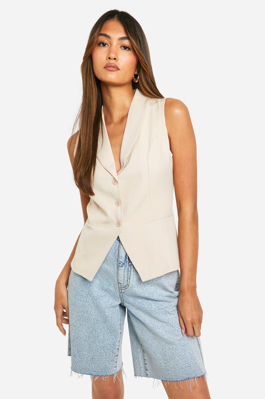 Say hello to your new style obsession - waistcoats! These versatile pieces take tailored sophistication to the next level. Whether you're keeping it casual with jeans, glamming up with a midi skirt, or going for a sleek matching look with straight-leg trousers - our range of women's waistcoats has got you covered. Featuring classic button fastenings and a fit that is designed to enhance all silhouettes, no matter your shape! From cropped to longline to asymmetric styles, the options are endless. Find your perfect match right here at boohoo!Style: WaistcoatDesign: PlainFabric: TexturedLength: RegularNeckline: V NeckSleeve Length: Sleeveless
