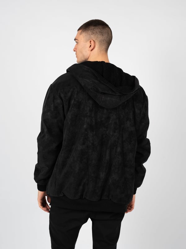 Einfaches Design
Mit Kapuze
Aus gefärbtem Kunstwildleder
Mit einem logoisierten Reißverschluss geschlossen
Vorne zwei mit Reißverschluss verschließbare Taschen
Ärmel und unterer Teil der Jacke sind mit einem elastischen Bund abgeschlossen
Futter aus Kunstpelz
Aus hochwertigem Stoff gefertigt
Hergestellt in Italien