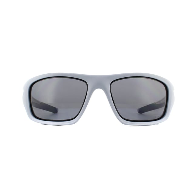 Las gafas de sol Oakley Valve 9236-05 en Matte Fog Grey Polarized son la última encarnación de un modelo clásico que se ha actualizado con la última tecnología. Se han añadido las almohadillas de Unobtanium en las patillas y en el puente de la nariz al increíblemente duradero y ligero marco O-Matter. El ajuste es perfecto para rostros de tamaño mediano a grande y el ajuste de tres puntos de Oakley proporciona una gran comodidad y una claridad superbia de las lentes.