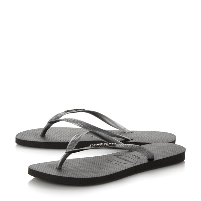 Make a splash with this eyecatching metallic logo flip flop. It features a toe post strap, metallic logo detail and easy grip sole.