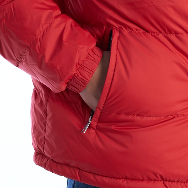 Chaqueta acolchada de hombre de La Martina.

Un diseño funcional y moderno define esta chaqueta acolchada de La Martina, ideal para mantener el estilo y la calidez durante el invierno.

Detalles:

- Confeccionada en tejido exterior resistente al viento y de alta calidad.
- Forro acolchado.
- Capucha desmontable con cremallera y cierre de botones a presión.
- Cierre frontal con cremallera y solapa adicional con botones de presión para mayor protección contra el viento.
- Cordón en el dobladillo interno ajustable.
- Bolsillos laterales con cierre de cremallera.
- Bolsillo interno con cierre de cremallera.
- Bordado distintivo de La Martina en el pecho.
- Puños y dobladillo elásticos en canalé.

Esta chaqueta de hombre acolchada de La Martina combina calidez, estilo y funcionalidad, siendo la opción perfecta para quienes buscan una prenda versátil y elegante para el invierno.
 Composición: Tejido: 100% Poliamida; Forro: 100% Poliéster; Relleno: 70% Plumón, 30% Pluma
 Cuidados:
- Lavar a máquina en un ciclo suave con agua fría.
- Usar detergente suave y evitar el uso de blanqueadores.
- No usar secadora.
- No planchar directamente la chaqueta.