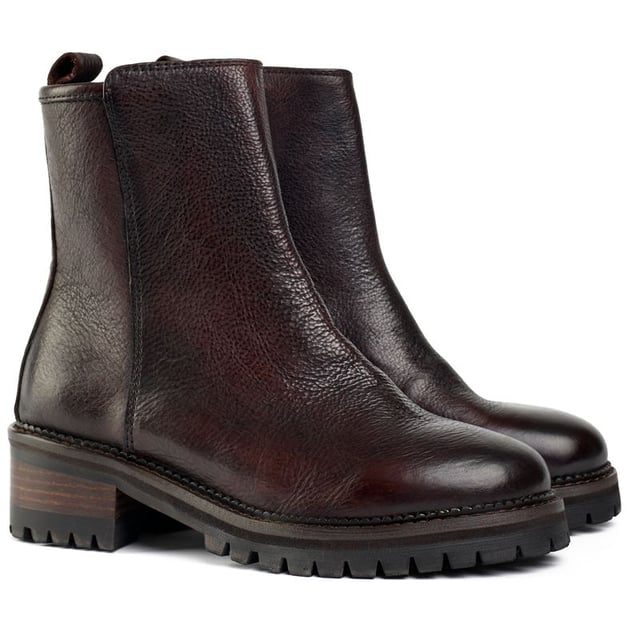 Presentamos la Bota Tobillera The Sole Crafted Thimble, un faro de estilo y comodidad versátil con un toque de rusticidad. Envuelta en piel negra premium, estas exclusivas botas tobilleras ofrecen sofisticación y durabilidad. Con elegantes superiores de cuero, lujosa forro de cuero y una suela con tacos, cada detalle está meticulosamente elaborado. Ya sea que salgas por la noche o enfrentes un largo día de trabajo o universidad, las botas Sole Stitch aportan un toque distinguido a cualquier atuendo.
