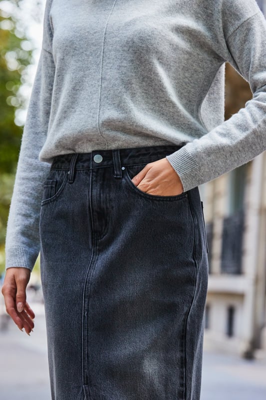 This season's most wanted skirt
Made from our signature soft stretch denim
Trending midi length
Chic shade of grey
Tuck in your favourite jumper
Add a wrap top and heels