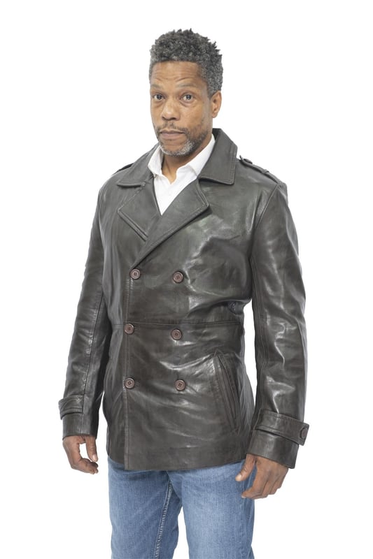 Creado por los holandeses y popularizado por la marina británica, el peacoat es una chaqueta clásica y versátil que ahora se ha convertido en un pilar de la moda masculina moderna. Esta prenda cruzada presenta un cierre de tres botones y solapas anchas con muescas que le aportan una calidad atrevida y contribuyen a la estética llamativa de este abrigo. Esta chaqueta está hecha para ser muy cómoda utilizando nuestro cuero napa de grano completo para crear un acabado suave y liso, con añadidos como puños abotonados y una abertura trasera para ayudar con la comodidad y el estilo. Para mayor practicidad, contamos con dos bolsillos en la cintura de la chaqueta y dos compartimentos adicionales integrados en el forro interior.