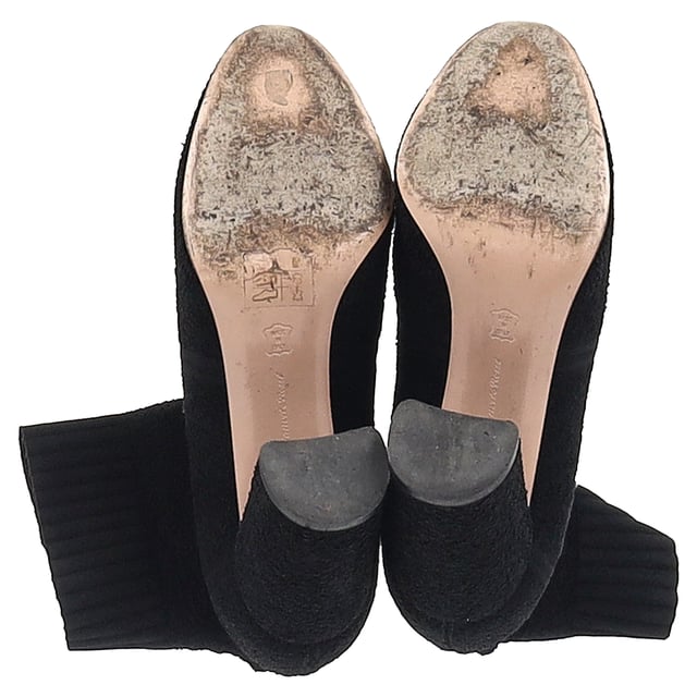 VINTAGE, RRP AS NEW
Elevate your footwear collection with the Gianvito Rossi Isa 85 Stretch Boucle Ankle Boots in Black Polyamide. These versatile ankle boots feature a stylish sock boot design crafted from bouclé-knit material, adding a touch of texture and sophistication to your look. The ribbed trims and round toe enhance the modern and sleek silhouette of the boots. Designed for easy wear, they feature a pull-on style. The interior is lined in leather for added comfort, while the leather sole provides durability and a luxurious finish. Made in Italy, these Gianvito Rossi ankle boots are a perfect blend of style and craftsmanship, ideal for adding a chic touch to any outfit.



Gianvito Rossi Isa 85 Stretch Boucle Ankle Boots in Black Polyamide
Condition: Very good
Signs of wear: Minor markings, Lightly used but very well maintained. Minor mark at soles & creasing, light scuffing at the soles and heels.
Packaging: None
Color: black
Material: polyamide
Size: EU38/US8
Measurements: Heel height: 90; Insole length: 270
SKU: NAPPUGBSH400505W