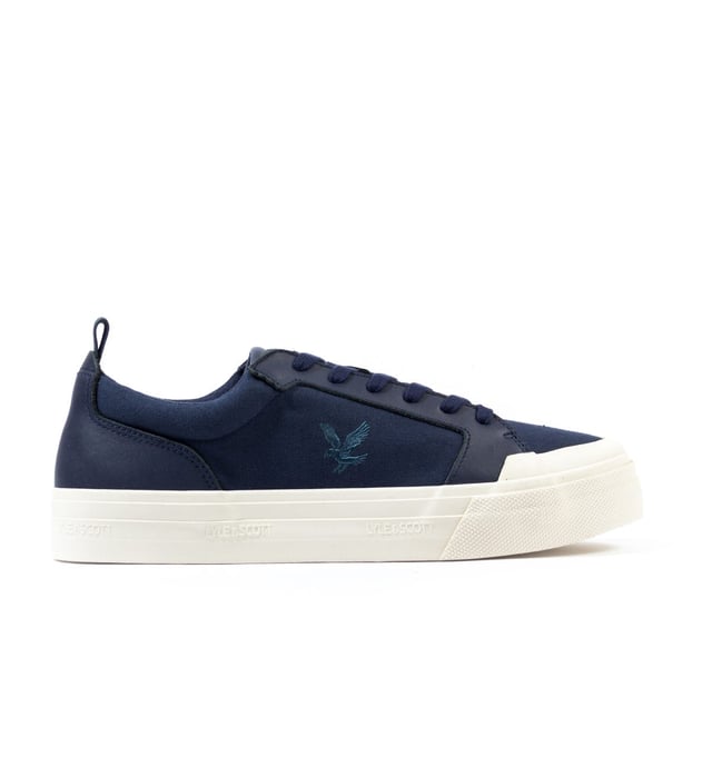 Lyle & Scott, beroemd om hun gebruik van hoogwaardige materialen, leveren de Dawson 1874-stijl, gemaakt van klassiek canvastextiel met ondersteunende leren overlays. Deze sneakers hebben een gedempte binnenzool met een gewatteerde hiel en enkelkraag en bieden comfort terwijl hun kenmerkende logo op de tong en zool hun stijlvolle uiterlijk compleet maakt. - Bovenwerk van textiel/leer - Stevige vetersluiting - Gedempte binnenzool - Gevoerde hiel en enkelkraag - Lyle & Scott-branding overal