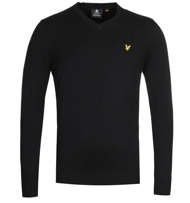 Ein unverzichtbares Teil von Lyle & Scott für diese Saison. Der Lyle & Scott V-Neck Merino Cotton Jet Black Sweater ist aus reiner Baumwolle gefertigt und mit einem V-Ausschnitt und gerippten Abschlüssen versehen. Dieser Sweater ist vielseitig einsetzbar und bietet die perfekte Schicht für das kühle Wetter. Das Design ist mit dem gestickten Lyle & Scott Logo auf der Brust abgeschlossen.BaumwollmischungV-AusschnittGerippte AbschlüsseLyle & Scott Logo auf der Vorderseite gesticktStil & Passform:Reguläre PassformGrößengerechtStoffzusammensetzung &; Pflege:100&#37; BaumwolleMaschinenwaschbar