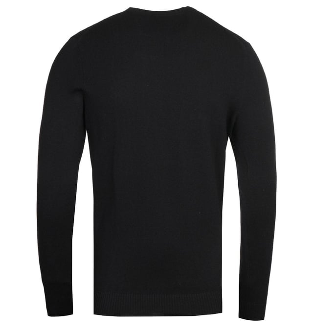 Ein unverzichtbares Teil von Lyle & Scott für diese Saison. Der Lyle & Scott V-Neck Merino Cotton Jet Black Sweater ist aus reiner Baumwolle gefertigt und mit einem V-Ausschnitt und gerippten Abschlüssen versehen. Dieser Sweater ist vielseitig einsetzbar und bietet die perfekte Schicht für das kühle Wetter. Das Design ist mit dem gestickten Lyle & Scott Logo auf der Brust abgeschlossen.BaumwollmischungV-AusschnittGerippte AbschlüsseLyle & Scott Logo auf der Vorderseite gesticktStil & Passform:Reguläre PassformGrößengerechtStoffzusammensetzung &; Pflege:100&#37; BaumwolleMaschinenwaschbar