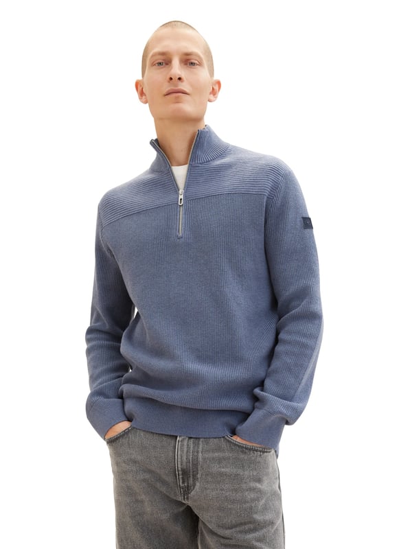 Dieser Tom Tailor Troyer-Pullover für Herren ist ein echter Hingucker. Aus hochwertigen Materialien gefertigt, ist er äußerst angenehm zu tragen. Er hat lange Ärmel und einen Stehkragen, der durch die Strickrichtung abgesetzt ist. Der Troyerkragen verleiht dem Pullover einen eleganten und doch lässigen Look. Er hat einen halben Reißverschluss, der das An- und Ausziehen erleichtert. Auf dem oberen Ärmel befindet sich ein Logo-Badge, das die Marke Tom Tailor repräsentiert und Ihre Persönlichkeit unterstreicht. Das Besondere an dieser Strickjacke ist die horizontale Struktur im oberen Drittel, die dem Strickpulli einen interessanten und dynamischen Charakter verleiht. Die unteren zwei Drittel sind ohne Struktur vertikal gestrickt und heben sich gut ab. Bündchen und Saum sind gerippt und sorgen für einen perfekten Sitz. Eine normale Passform, die sich jeder Körperform anpasst. Dieser Strickpulli ist in verschiedenen Farben und Größen erhältlich und kann zu jedem Anlass getragen werden. Ob mit Hemd, T-Shirt oder Jeans kombiniert, dieser Troyer ist ein echter Allrounder. Bestellen Sie jetzt und überzeugen Sie sich von seiner Qualität und seinem Stil.