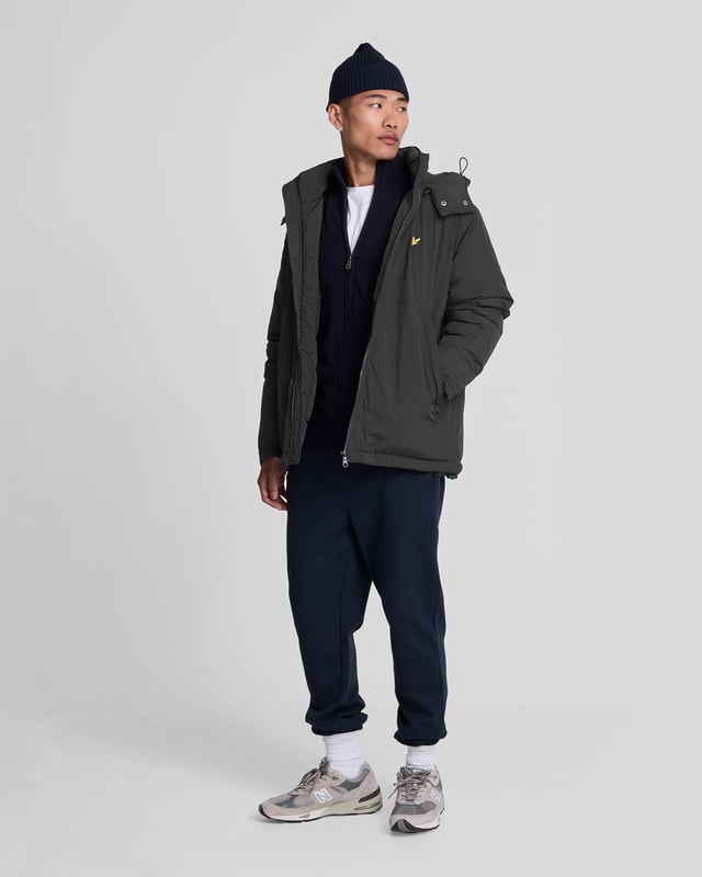 Deze gewatteerde pufferjas is perfect voor de winter en daarna. Hij is gevoerd met een isolerende vulling en heeft een relatief losse pasvorm, perfect om als laagje te dragen. De opstaande kraag, capuchon en verstelbare zoom met trekkoord houden de warmte binnen en de kou buiten. - Opstaande kraag - Capuchon met drukknopen - Ritssluiting aan de voorkant - Lange mouwen - Verstelbare zoom met trekkoord - Twee zijzakken met ritssluiting - Samenstelling: 100% polyester