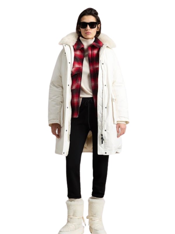 Dieser Damen-Parka vereint stilvolles Design mit funktionalen Details für die kalte Jahreszeit. Die normale Passform und der Taillentunnelzug betonen Ihre Figur und sorgen für eine individuelle Passform. Die abnehmbare Kapuze mit Tunnelzug bietet vielseitigen Schutz vor Wind und Wetter. Ein Zwei-Wege-Reißverschluss mit Windschutzleiste und Druckknopfverschluss garantiert zuverlässigen Schutz vor Kälte. Der Kragen mit abnehmbarem Echtfellbesatz lässt sich dank einer Lasche und Druckknopf zum Stehkragen hochklappen, was zusätzliche Wärme bietet. Praktische Pattentaschen mit Druckknöpfen und Innentaschen mit Logoverschluss bieten ausreichend Platz für Ihre Essentials. Gerippte Innenbündchen und verstellbare Manschetten mit Lasche und Druckknöpfen halten die Kälte effektiv draußen. Das warm gefütterte, wasser- und windbeständige Material sorgt für optimalen Tragekomfort auch bei widrigen Wetterbedingungen. Hergestellt aus hochwertigen Materialien, begleitet dieser Parka Sie stilvoll und komfortabel durch den Winter. Ein unverzichtbares Kleidungsstück, das Funktionalität und Eleganz perfekt verbindet.