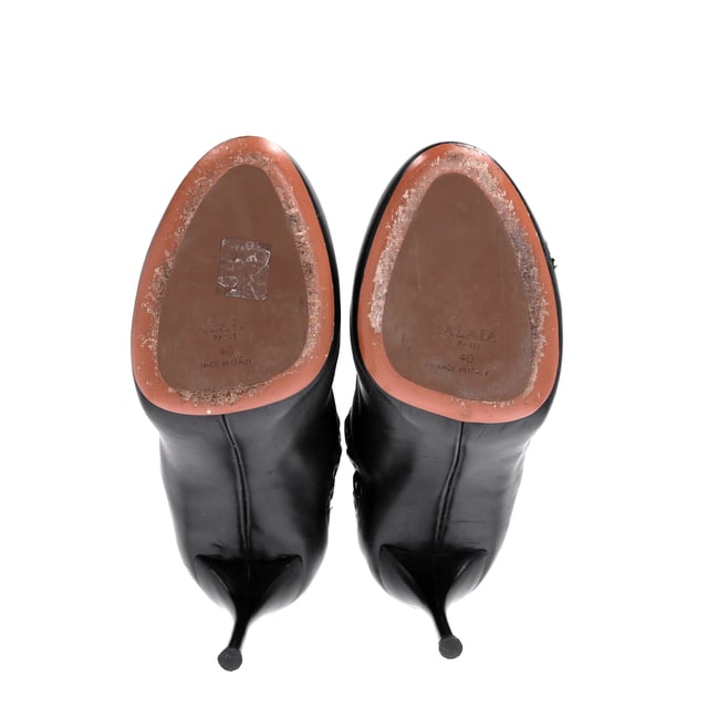 VINTAGE, RRP AS NEW
Step out in style with the Alaïa Eyelet Ankle Boots. These chic ankle booties are a must-have for any fashion-savvy individual. The elastic panel sides offer a comfortable and flexible fit, while the eyelet detailing with scalloped edges adds flair. Complete with high stiletto heels, these boots are the perfect choice for adding a touch of sophistication and confidence to any outfit.

Alaïa Eyelet Ankle Boots in Black Leather
Condition: Very good
Sign of wear: Moderate wear on the soles, marks on the surface, leather creasing
Material: Leather
Color: Black
Size: IT40 / US10 / UK7
SKU: 358070