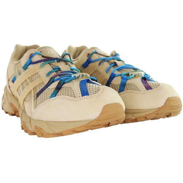 Adéntrate en estilo y rendimiento con las zapatillas beige Asics x A.P.C Gel-Sonoma 15-50 para hombres, un esfuerzo colaborativo que combina la experiencia técnica de Asics con la estética minimalista y refinada de A.P.C.

Características clave:

Diseño colaborativo: Asics a menudo colabora con marcas de moda como A.P.C para crear calzado único y elegante que fusiona funcionalidad con moda contemporánea.

Tecnología Gel: Espera la incorporación de la tecnología de amortiguación Gel de Asics, que proporciona comodidad reactiva y amortiguadora para una experiencia de uso suave.

Herencia de la serie Sonoma: La serie Gel-Sonoma es conocida por su herencia en carreras por senderos, con suelas duraderas y diseños robustos. Sin embargo, la colaboración puede introducir elementos vanguardistas.

Materiales premium: Las colaboraciones a menudo implican el uso de materiales de alta calidad, asegurando tanto estilo como calidad en la construcción de las zapatillas.

Tracción inspirada en senderos: La serie Gel-Sonoma incluye típicamente suelas con un patrón de banda de rodadura inspirado en carreras por senderos, proporcionando tracción confiable en diversas superficies.

Toque minimalista de A.P.C: A.P.C es conocida por sus diseños minimalistas y limpios. La colaboración puede incorporar estos principios de diseño en la estética general de las zapatillas.

Edición limitada: Las colaboraciones suelen ser ediciones limitadas, lo que agrega exclusividad al diseño y las convierte en objetos de colección muy deseados.