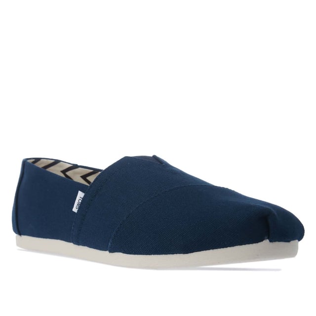 Herren Toms Recycled Cotton Alpargata Espadrille Pumps in navy.- Obermaterial aus recycelter Baumwolle und Decksohle aus 50% recycelter Baumwolle.- Zehennaht und elastisches V für einfaches An- und Ausziehen.- Klassisches Alpargata-Design.- Futter aus Canvas mit Chevron-Muster.- Maßgeschneiderte Einlegesohlen aus 50% Öko-Inhalten, einschließlich recyceltem PU-Schaum.- Strapazierfähige, flexible Laufsohle, die direkt mit der Direct Injected TPR-Konstruktion verbunden ist. Strapazierfähige, flexible Laufsohle, die über eine Direct Injected TPR-Konstruktion direkt mit dem Obermaterial verbunden ist und so für eine nahtlose Passform sorgt.- Toms-Branding an der Seite und hinten an der Ferse.- 100% vegane Konstruktion.- Obermaterial aus Textil Innenfutter aus Textil und Synthetik Sohle.- Ref.: 10017660