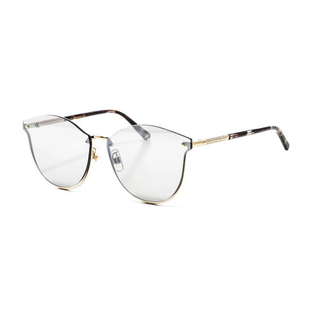 SK0302 Sonnenbrille mit Acetatrahmen.

 Form und Design:
 - Diese Swarovski-Brille hat eine Cat-Eye-Silhouette.

 Material des Rahmens:
 - Der Rahmen dieser Brille ist aus Metall gefertigt.
 - Die Verwendung von Metall sorgt für Haltbarkeit und Leichtigkeit des Rahmens.
 - Das macht die Brille langlebig und angenehm zu tragen.

 Metallbügel:
 - Die Bügel sind ebenfalls aus Metall, passend zum Rahmenmaterial.
 - Das Metall an den Bügeln verleiht der Struktur der Brille Festigkeit und Stabilität.

 Details zur Marke:
 - Gravur der Marke Swarovski auf dem Glas und den Bügeln.
 - Diese Designelemente tragen dazu bei, das Modell eindeutig als Teil der Swarovski-Brillenkollektion zu identifizieren.

 Brillengläser:
 - Die Gläser sind von hoher Qualität.
 - Sie bieten einen hervorragenden UV-Schutz und sorgen für eine scharfe, klare Sicht.
 Maße: Höhe der Gläser: 52 mm. Breite der Gläser: 66 mm. Steg: 15 mm. Bügel: 145 mm.
 Zusammensetzung: Azetat
 Pflege:
Verwenden Sie zur Reinigung Ihrer Sonnenbrille ein weiches, sauberes Mikrofasertuch. Diese Art von Tuch zerkratzt die Gläser nicht.
 Vermeiden Sie die Verwendung von Scheuermitteln, Reinigungsmitteln, Alkohol oder Aceton, da diese die Gläser und die Antireflex-Behandlung beschädigen können.